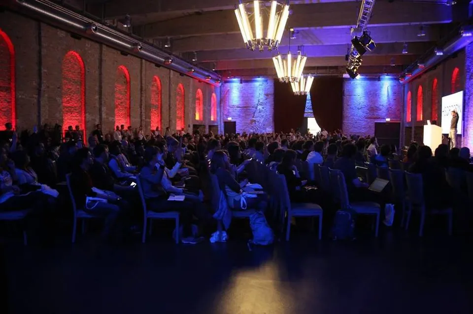 Konferenzsaal bei der Dataconomy-Veranstaltung