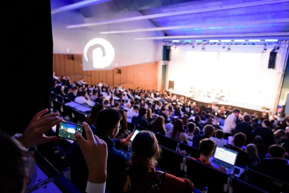 Publikum im Konferenzsaal während eines Vortrags