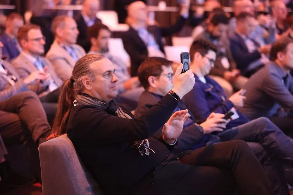 Zuschauer filmt die Keynote mit dem Smartphone