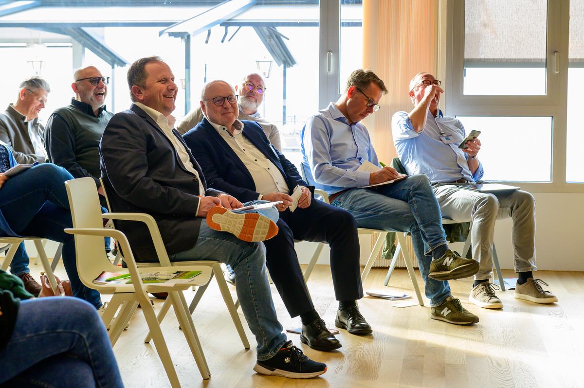 Lachendes Publikum w&auml;hrend eines Vortrags von Dr. Jonathan Mall